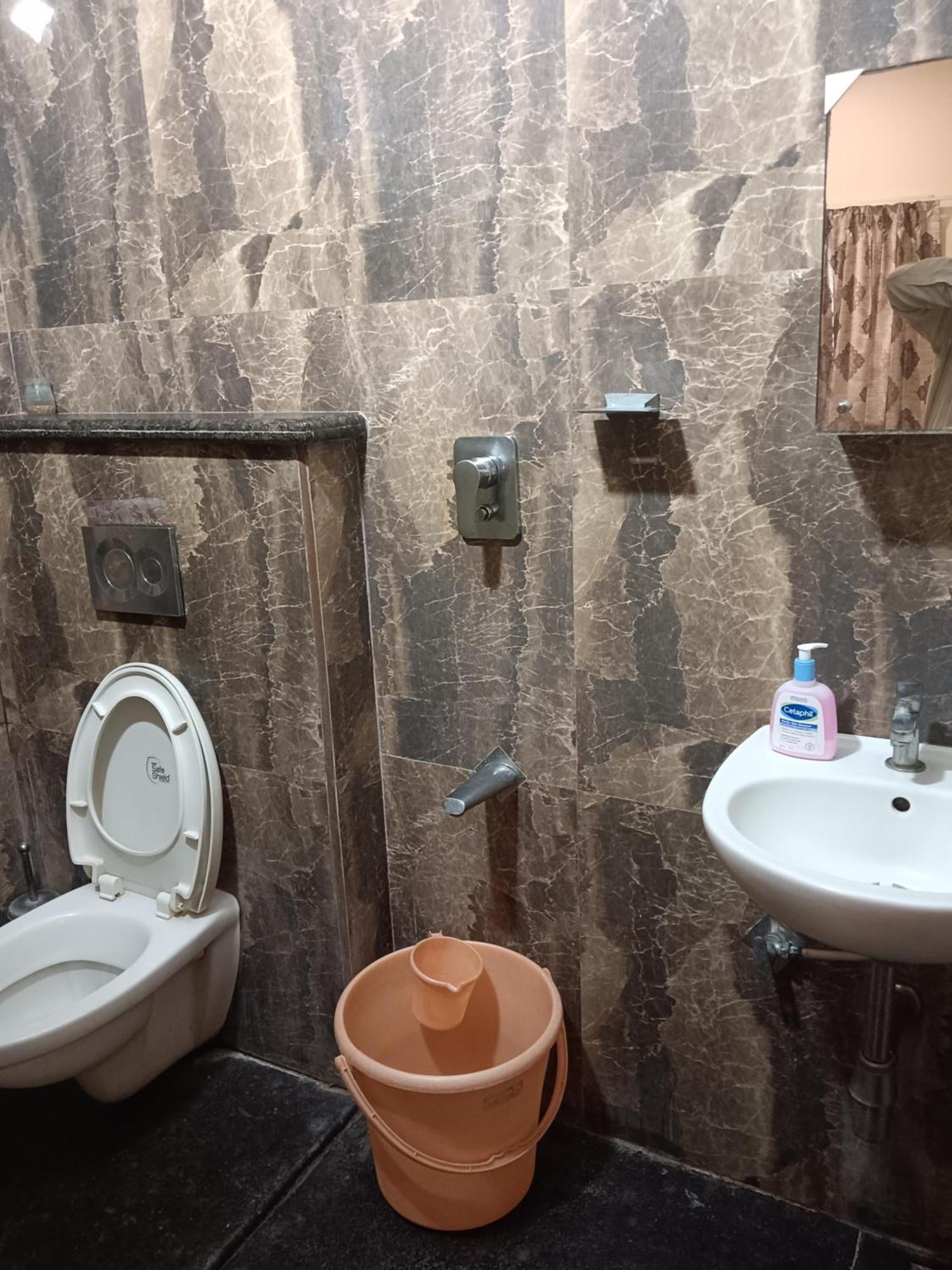 Iris Comfort Inn Csennai Kültér fotó